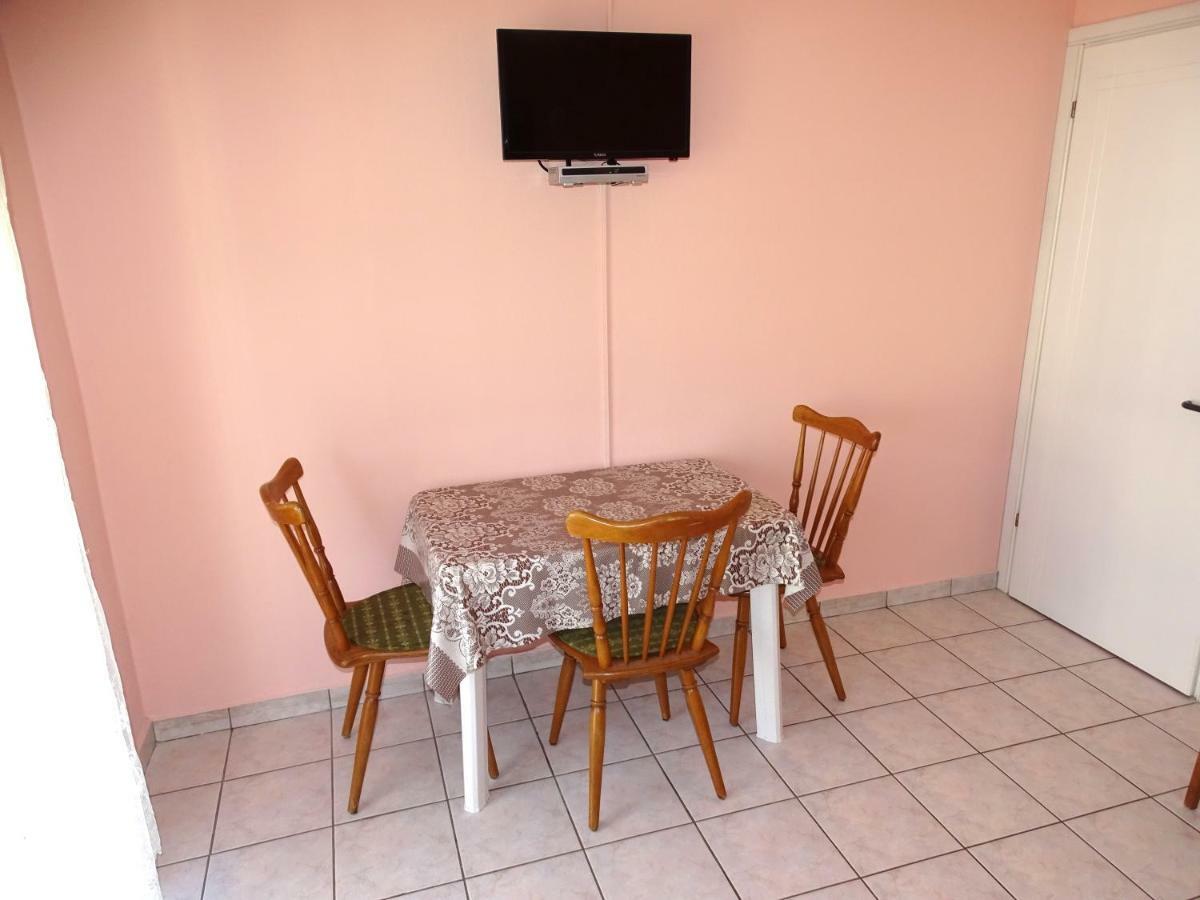 Socrates Apartments Olympiaki Akti Bagian luar foto